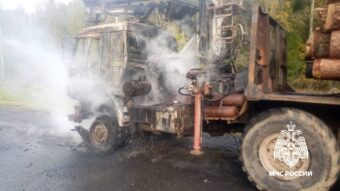 На трассе в Тверской области загорелся лесовоз