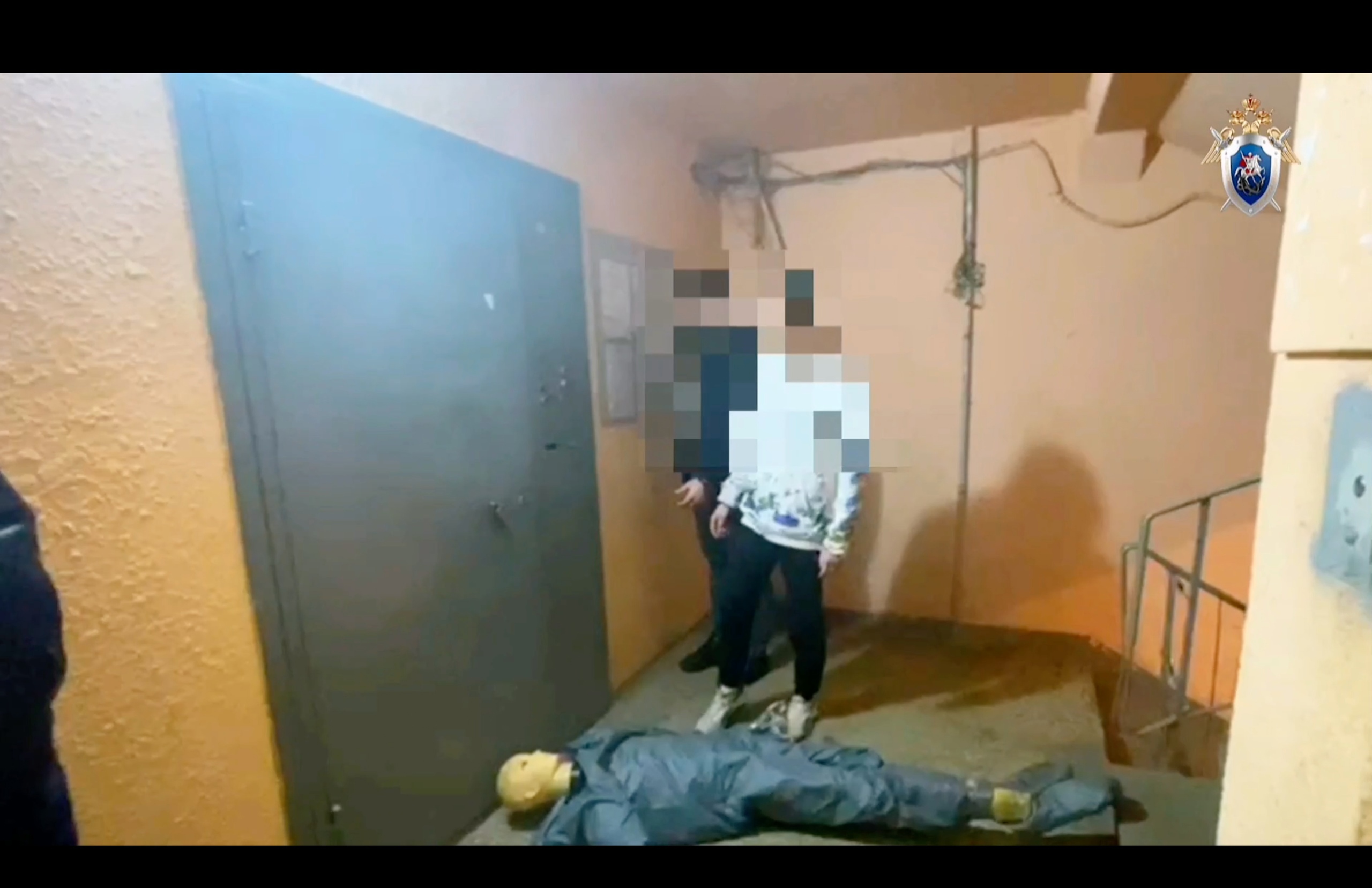 В Твери молодой человек пытался убить 16-летнюю девушку в подъезде В Твери молодой человек пытался убить 16-летнюю девушку в подъезде