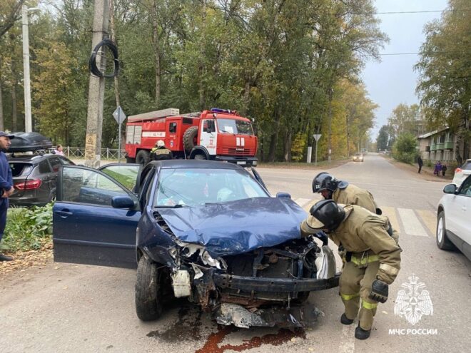 В Бежецке сотрудники МЧС ликвидировали последствия ДТП В Бежецке сотрудники МЧС ликвидировали последствия ДТП