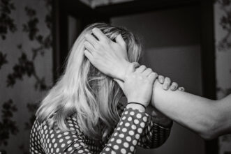 Житель Тверской области хотел «помириться» с сожительницей опасным способом