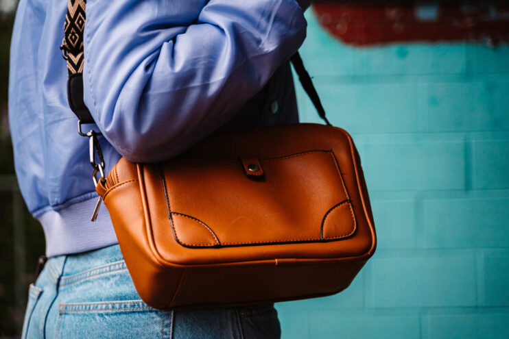 В Твери женщина похитила сумку у работницы магазина стирать новую одежду