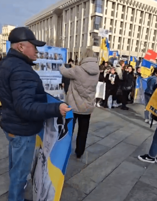 В Киеве сотни людей вышли на митинг, требуя данные о погибших и пропавших без вести Фото: скриншот из видео/украинские ТГ-каналы
