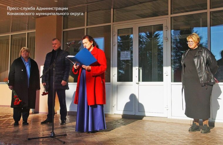 В поселке Редкино открыли мемориальную доску в честь основателя местного хора