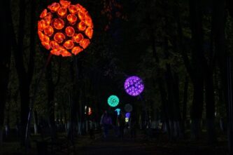 12 светящихся одуванчиков создали атмосферу волшебства и сказки в сквере города Бологое 12 светящихся одуванчиков создали атмосферу волшебства и сказки в сквере города Бологое