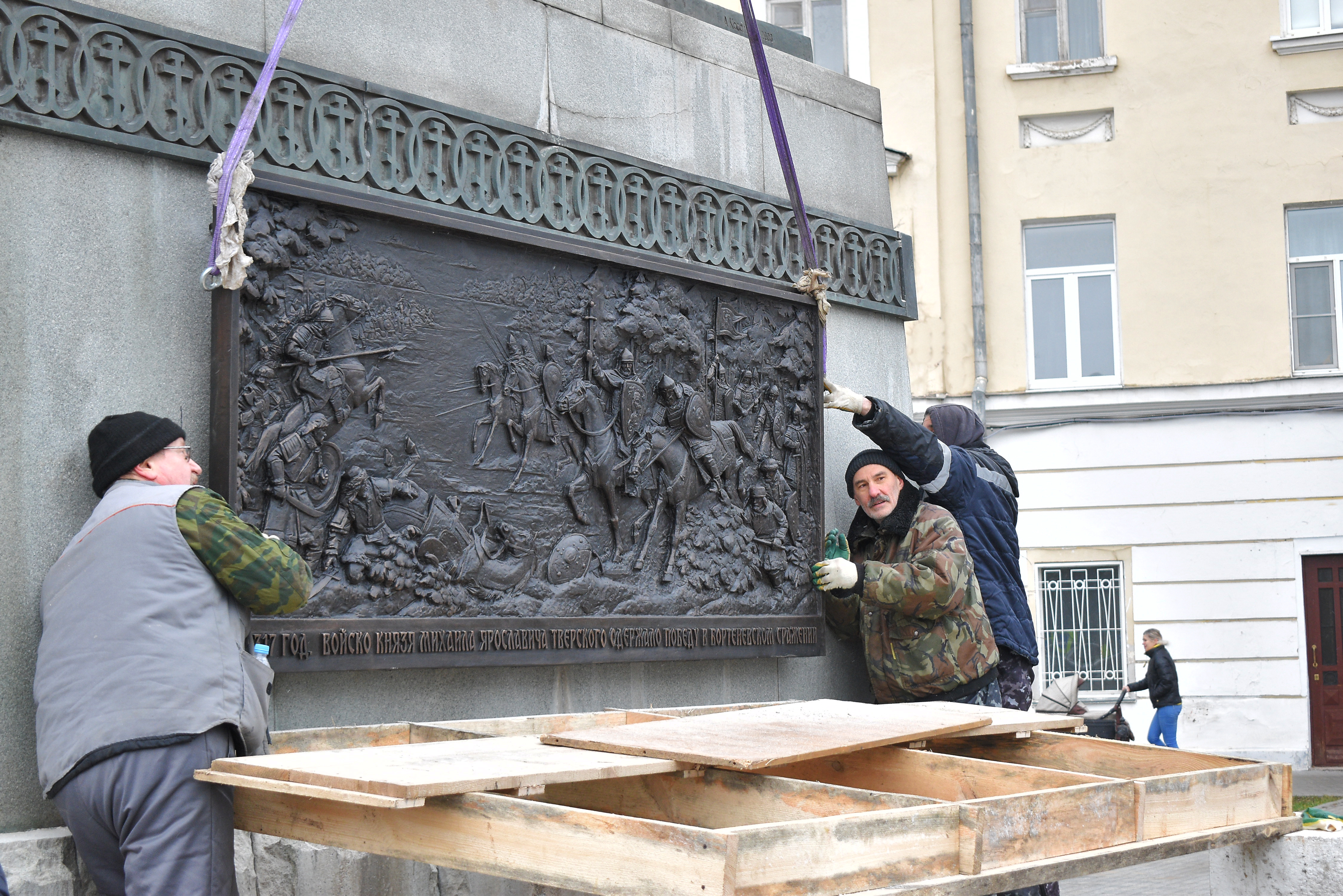 В Твери на памятнике Михаилу Тверскому устанавливают барельефные композиции