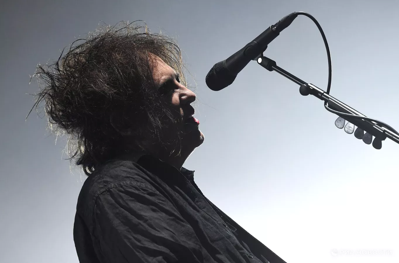 Звёздные разборки: Новый альбом The Cure, Shaman в школьной программе и новая солистка "Ленинграда" Звёздные разборки: Новый альбом The Cure, Shaman в школьной программе и новая солистка "Ленинграда"