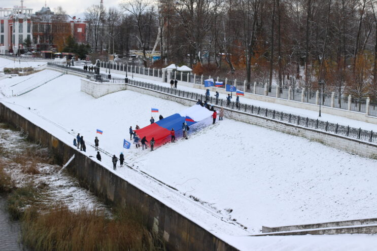 В центре Твери активисты растянули 16-метровый флаг России