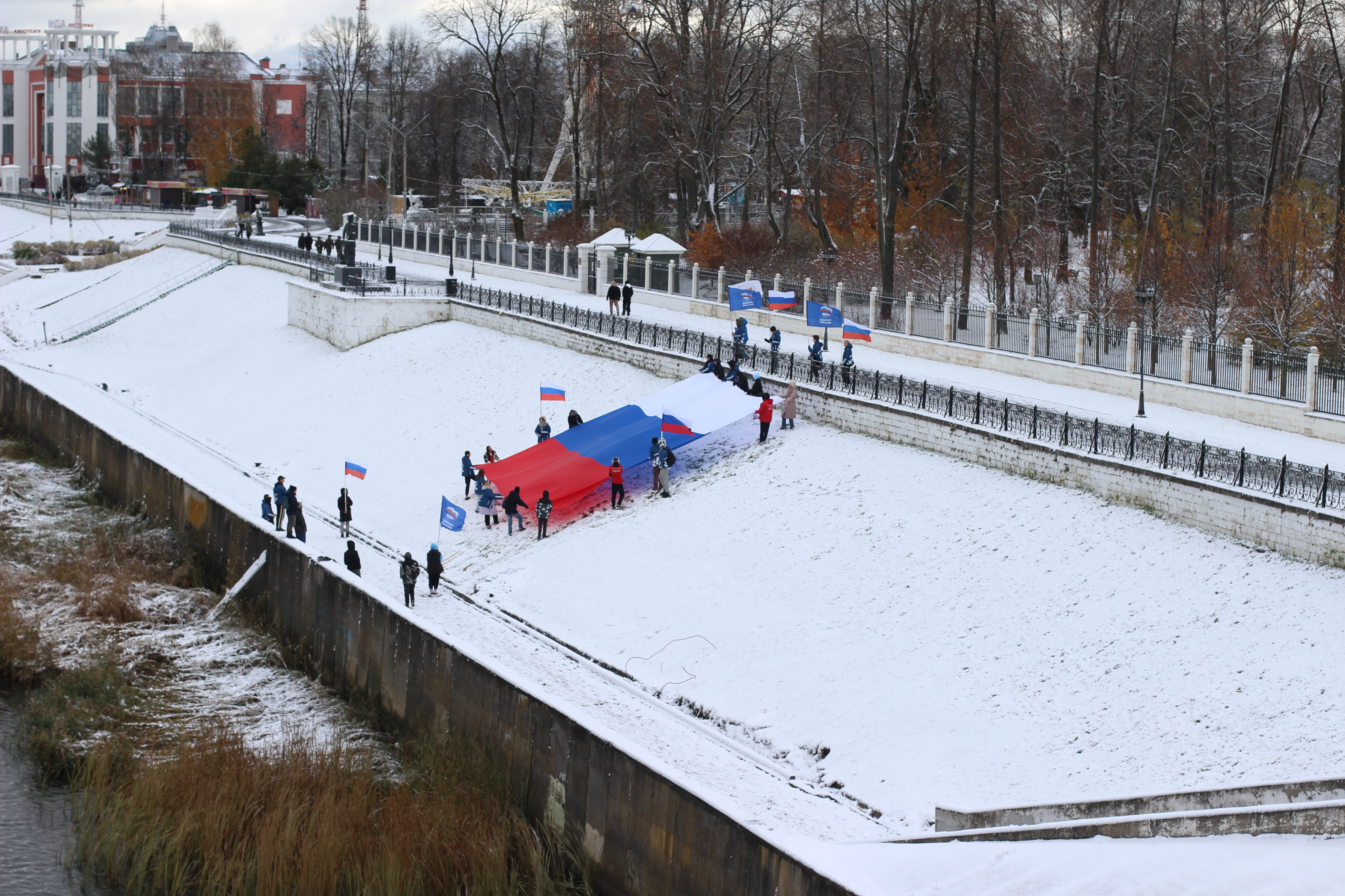 В центре Твери активисты растянули 16-метровый флаг России В центре Твери активисты растянули 16-метровый флаг России