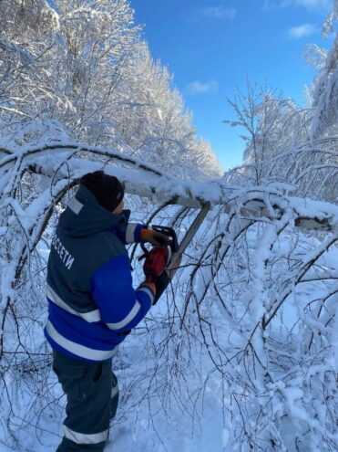 В Тверской области продолжают продолжают восстанавливать электроснабжение