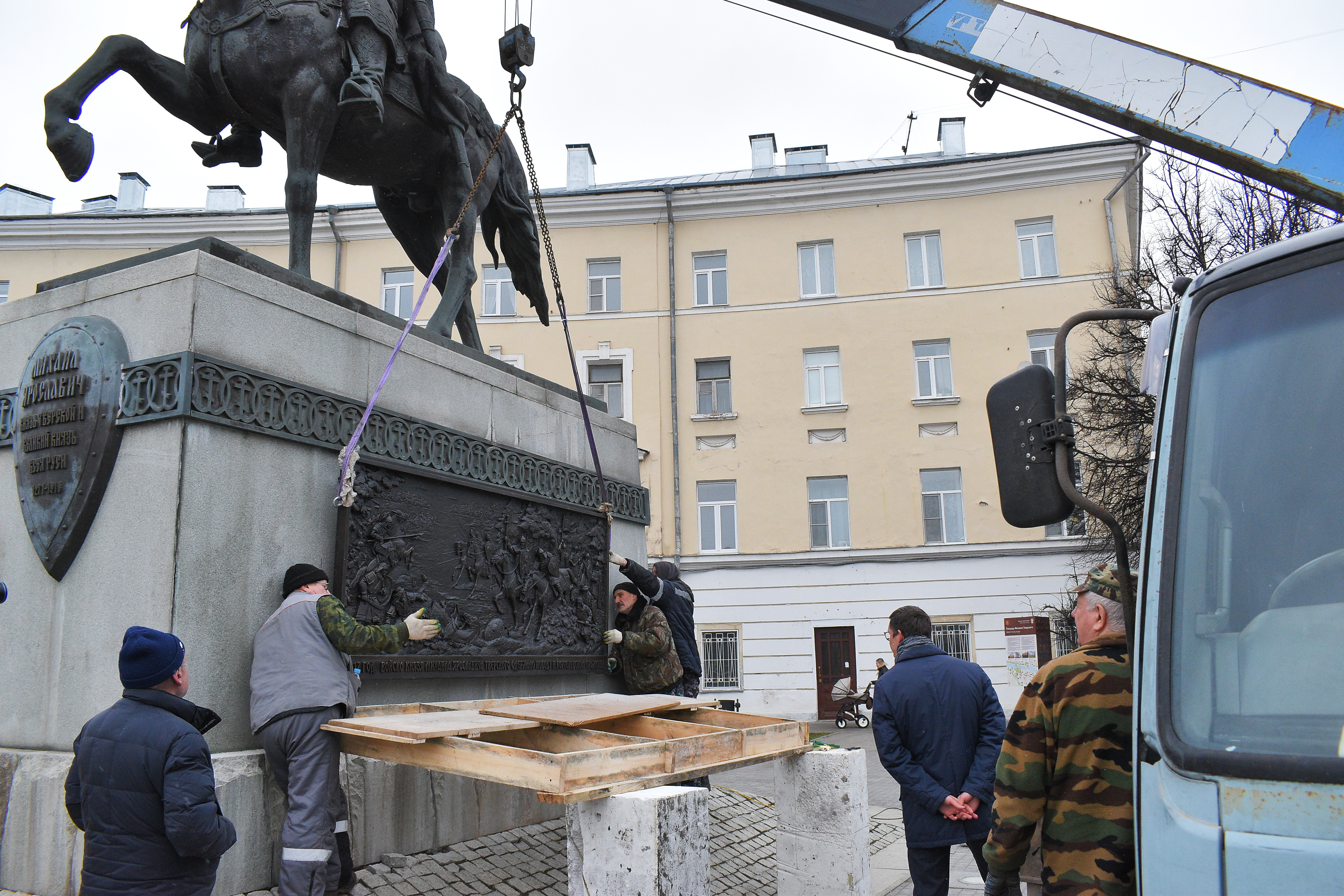 В Твери на памятнике Михаилу Тверскому устанавливают барельефные композиции В Твери на памятнике Михаилу Тверскому устанавливают барельефные композиции
