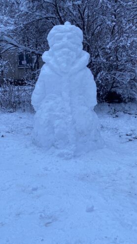 Школьник из Твери слепил снежную статую Деда Мороза Школьник из Твери слепил снежную статую Деда Мороза