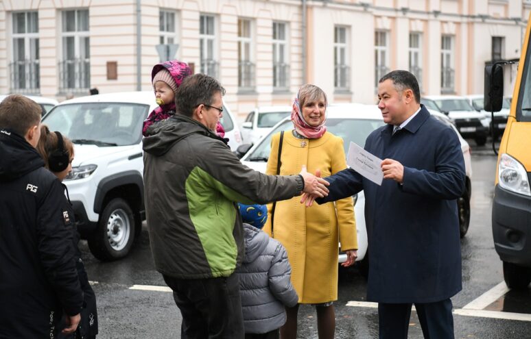 Многодетные семьи Тверской области получили новые автомобили, а главы муниципалитетов – школьные автобусы и машины для медорганизаций
