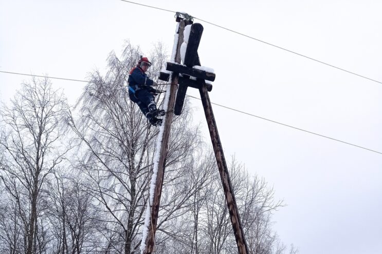 Бригады «Тверьэнерго» устраняют последствия снежного шторма в Тверской области