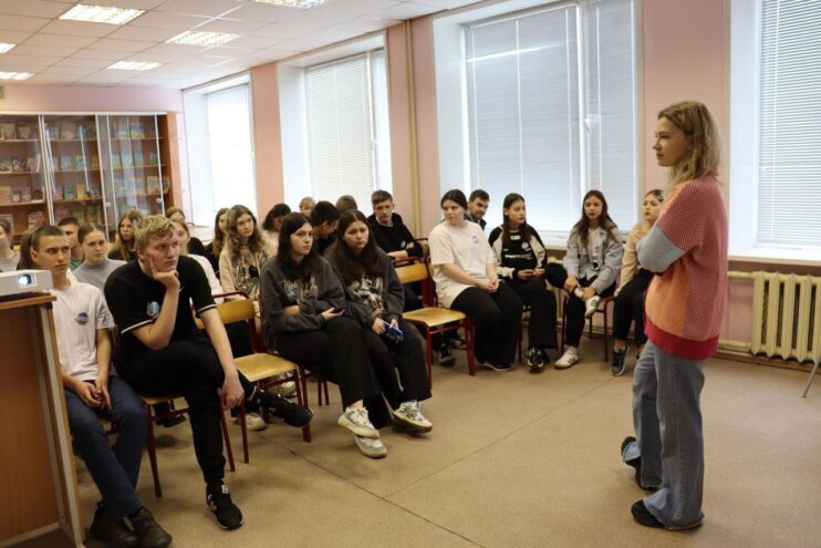 Корреспондент РИА Верхневолжье рассказала школьникам о влиянии информации на людей