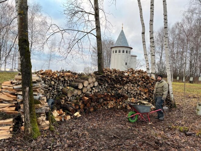 В монастыре в Тверской области начали заготовку дров на зиму В монастыре в Тверской области начали заготовку дров на зиму