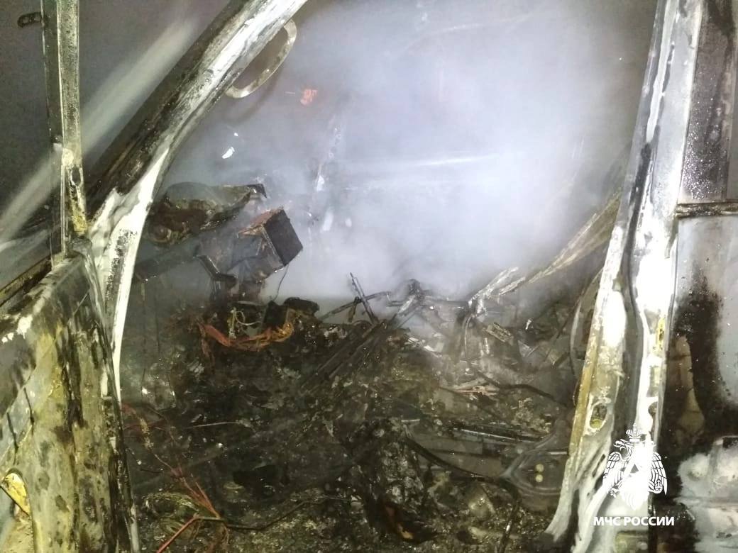 В Тверской области потушили загоревшийся внедорожник