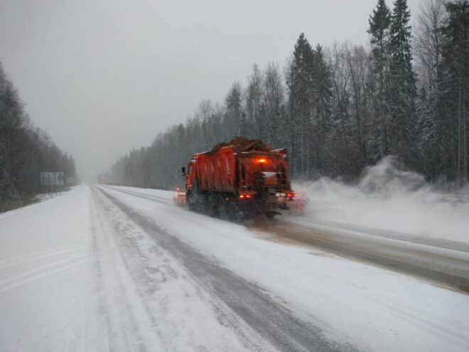 Дороги Тверской области расчищают больше 200 спецмашин