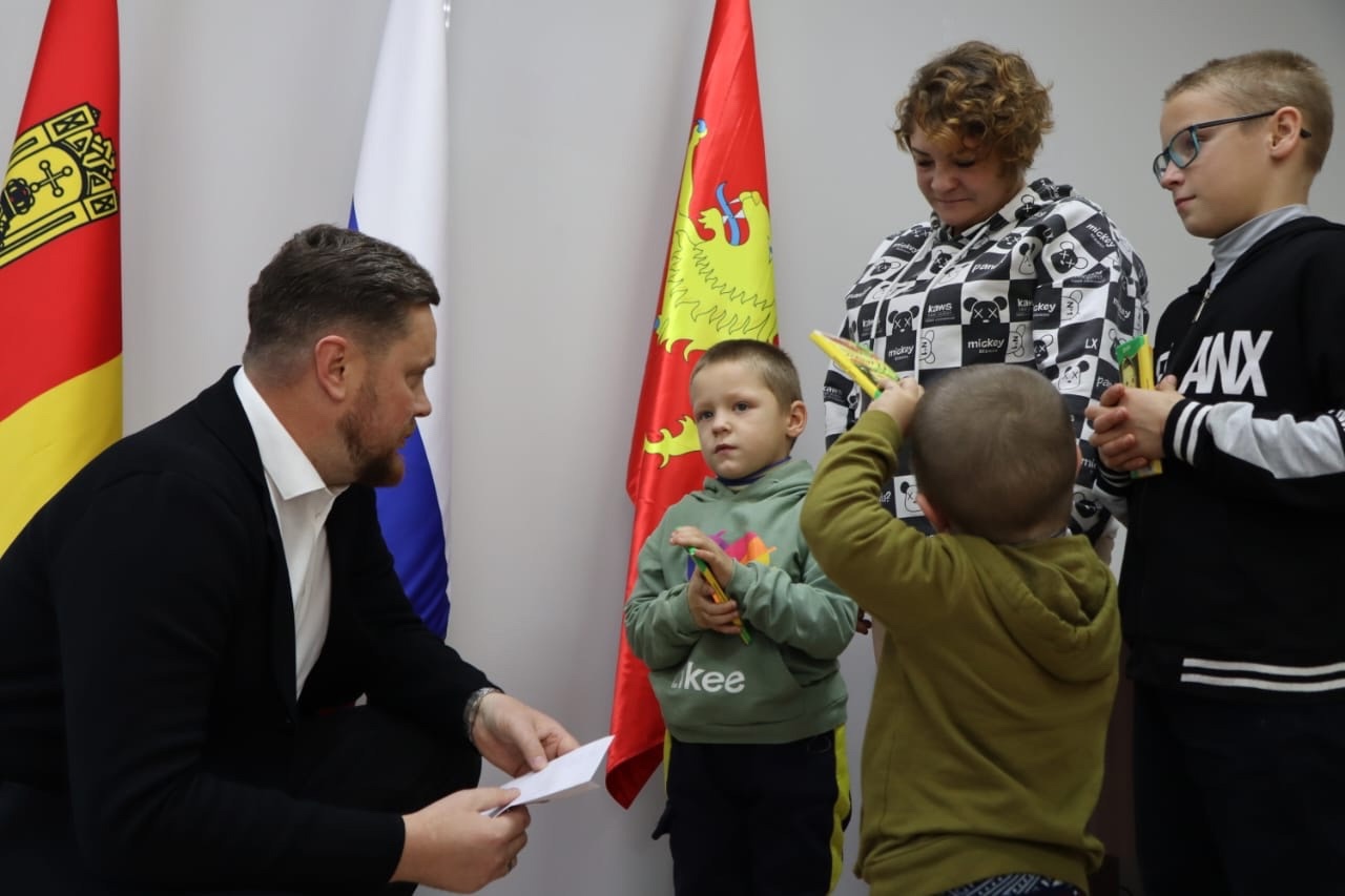 Ржевским семьям вручили ключи от новых квартир
