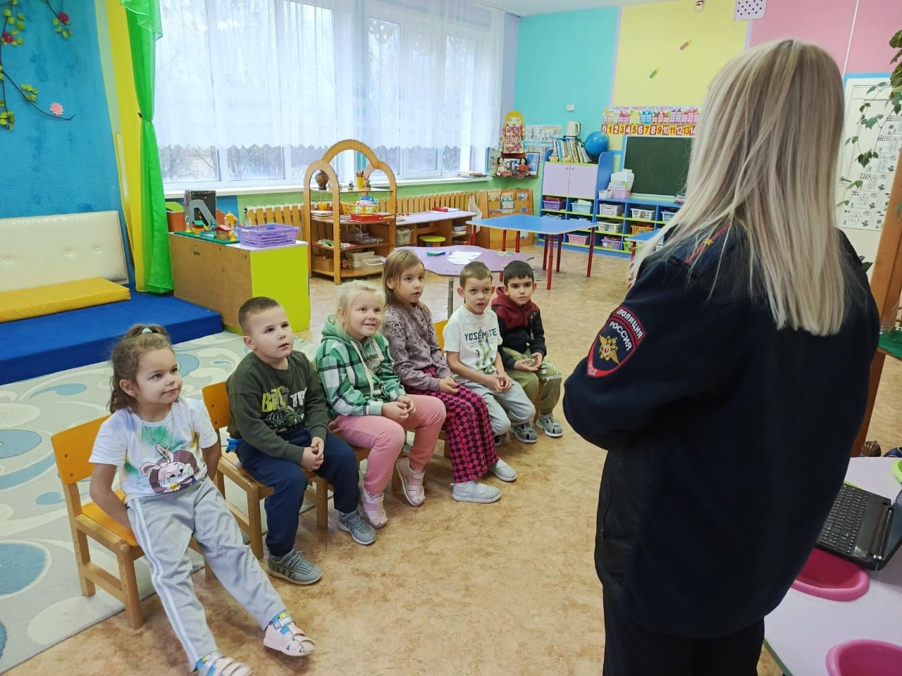 Воспитанникам детского сада в Ржевском округе напомнили правила безопасного поведения на дороге