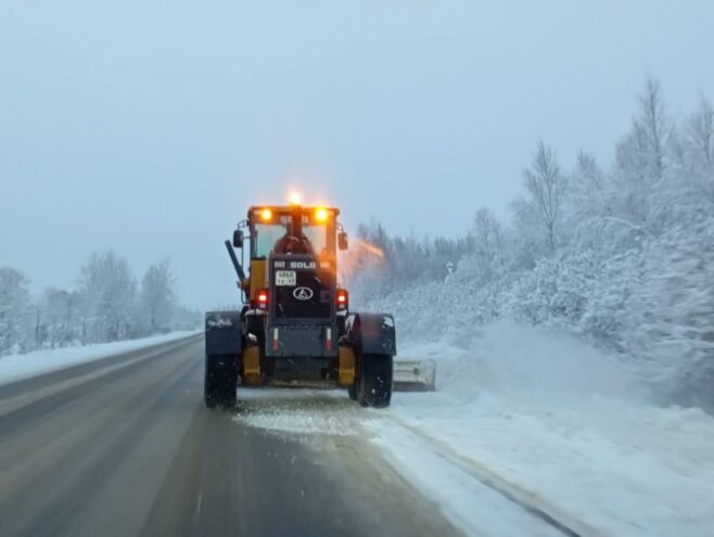 В Тверской области 208 единиц техники расчищает дороги от снега
