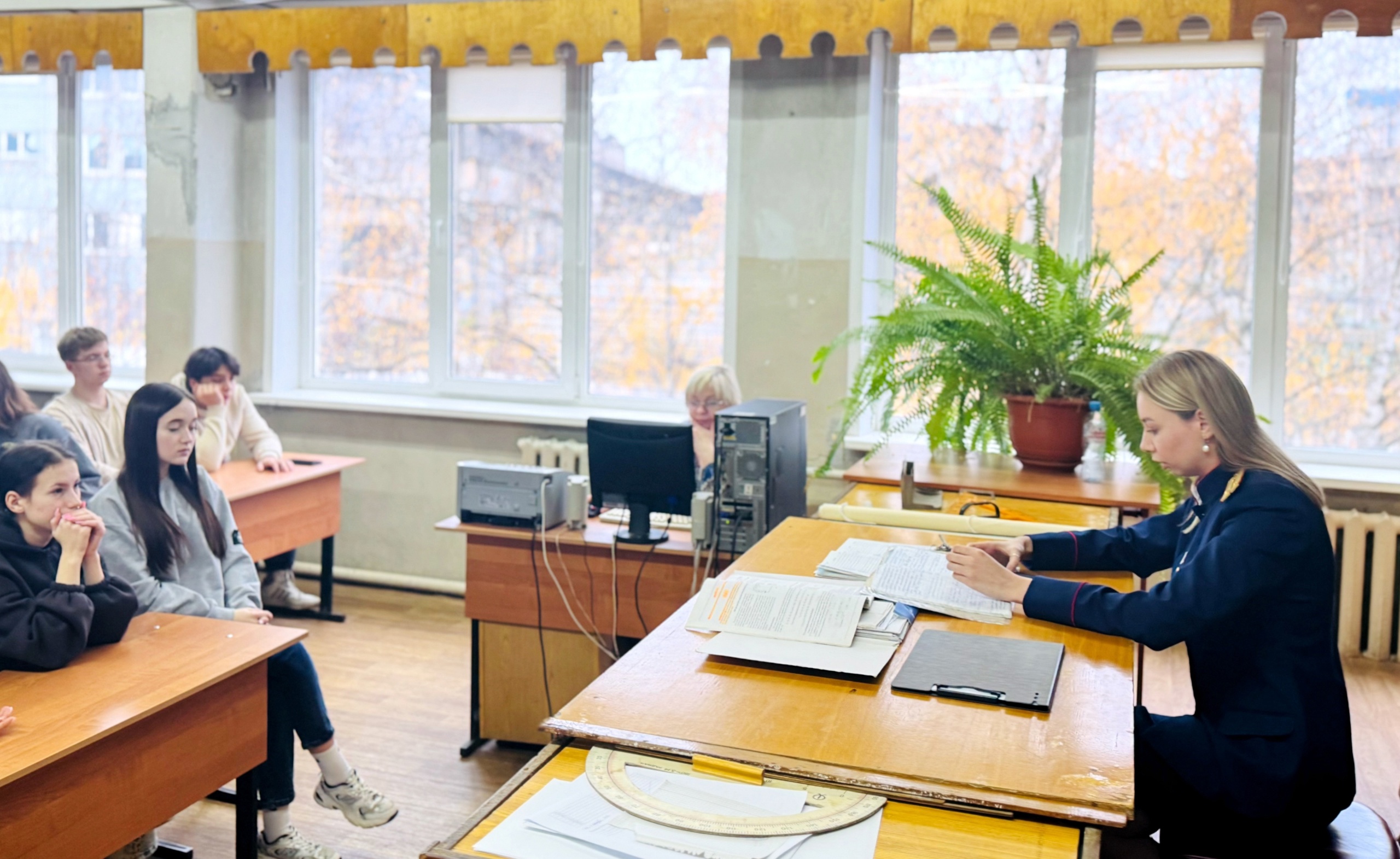 В Твери следователи провели профилактическую беседу со студентами В Твери следователи провели профилактическую беседу со студентами