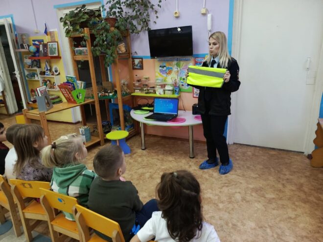 Воспитанникам детского сада в Ржевском округе напомнили правила безопасного поведения на дороге Воспитанникам детского сада в Ржевском округе напомнили правила безопасного поведения на дороге