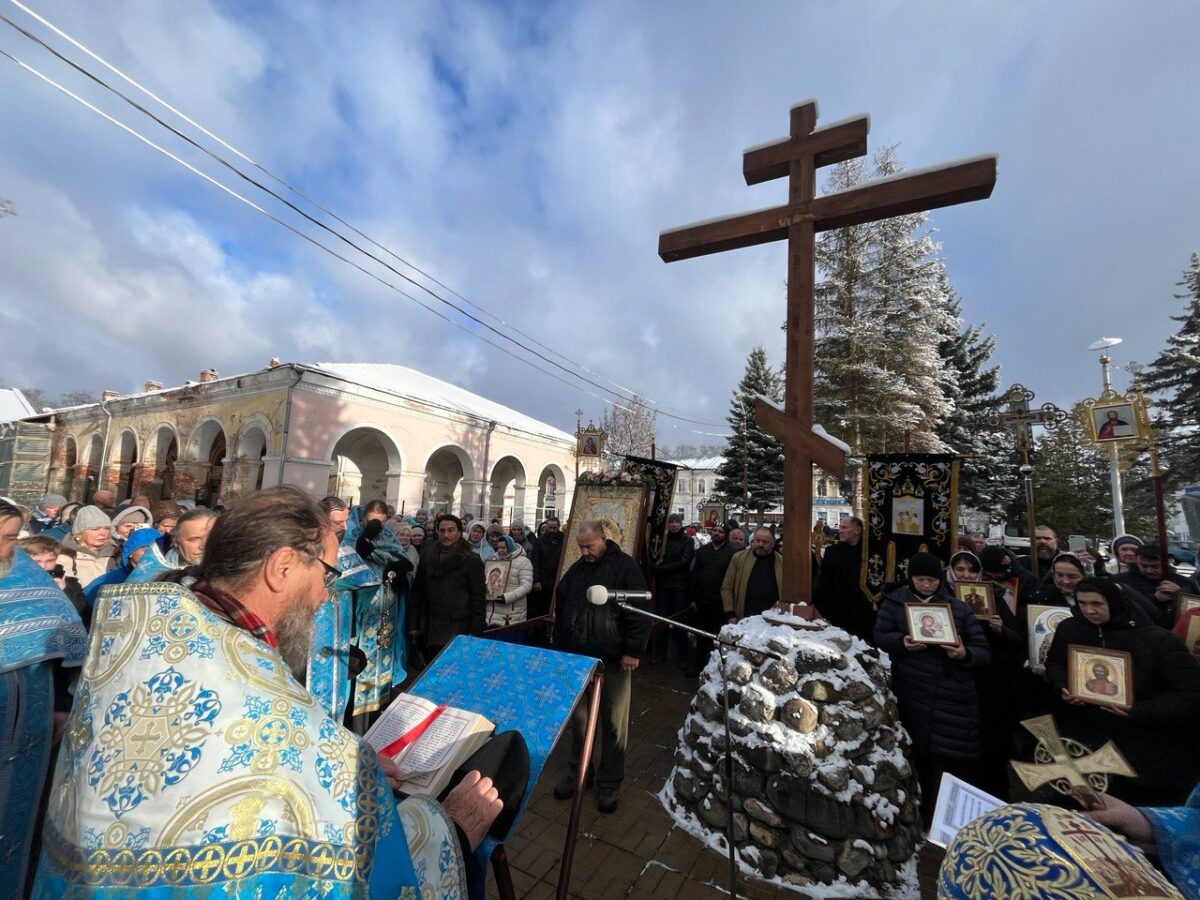 Вышний Волочек отметил свой главный праздник общегородским крестным ходом Вышний Волочек отметил свой главный праздник общегородским крестным ходом