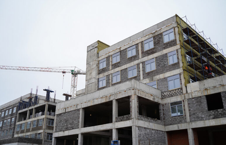 В работах по строительству ДОКБ Твери задействовано 125 человек