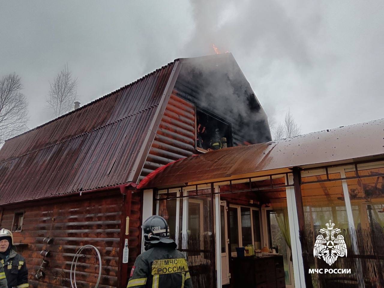 Под Тверью загорелся дом Под Тверью загорелся дом