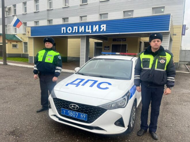 Жительница Вышнего Волочка поблагодарила инспекторов ДПС, которые помогли ей быстро доехать до больницы