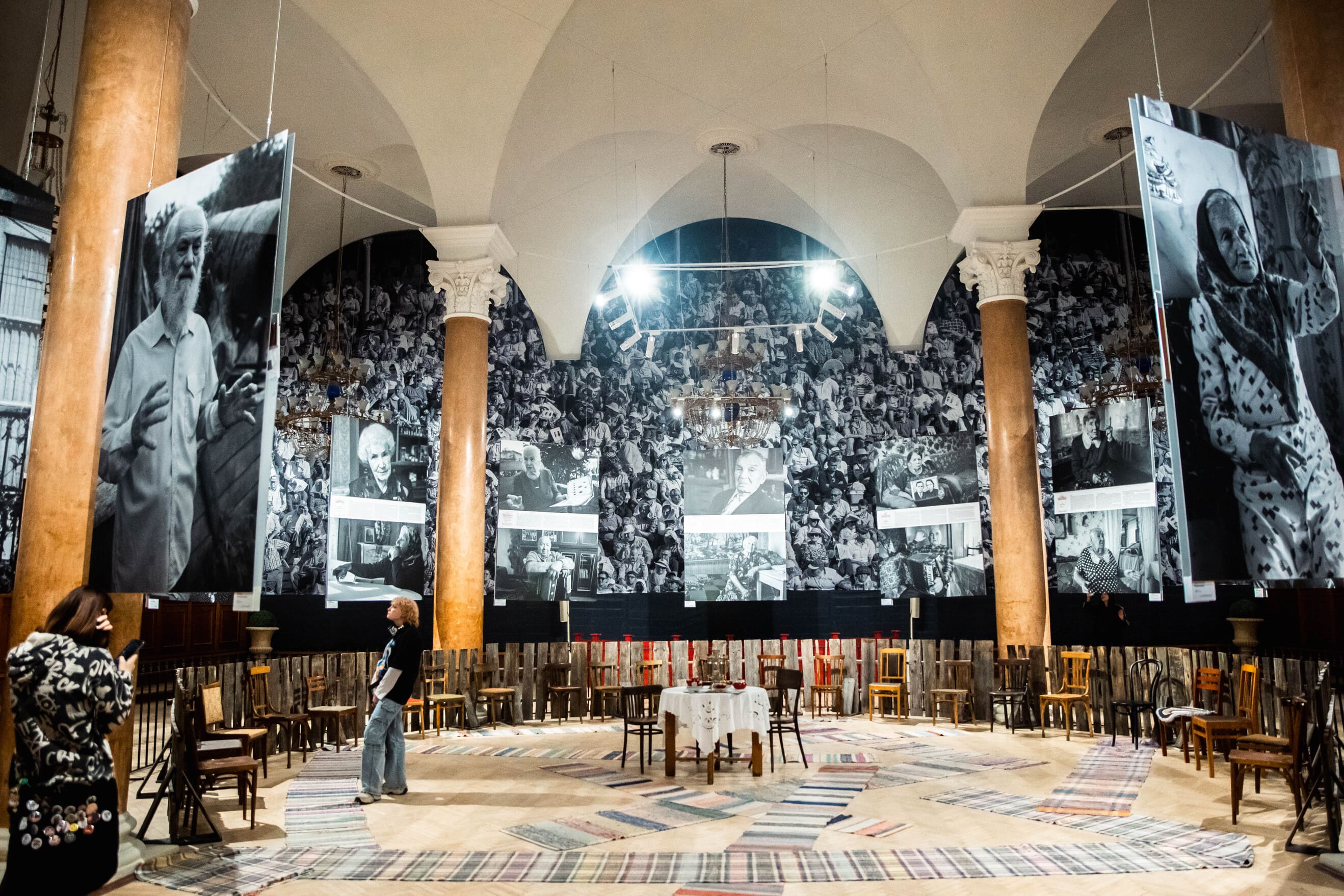 Я так вижу: Министр культуры Ксения Глинка познакомила студентов с выставкой в Тверском театре драмы