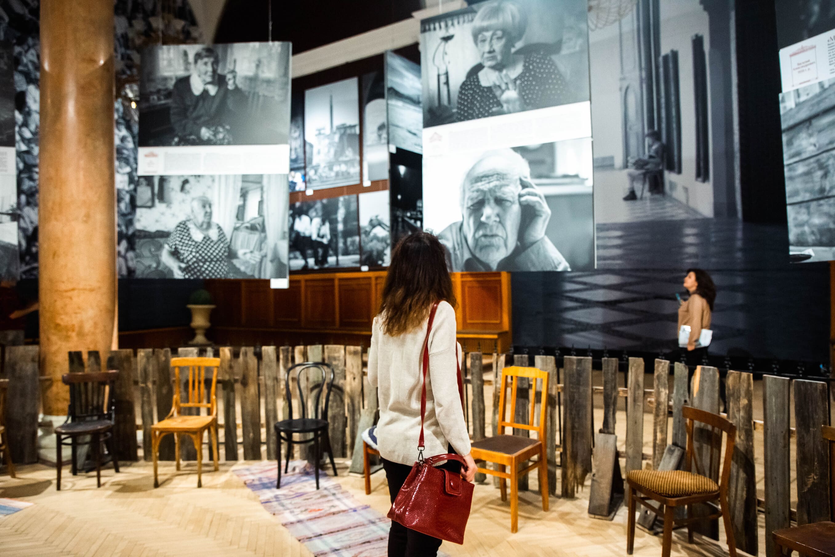 Я так вижу: Министр культуры Ксения Глинка познакомила студентов с выставкой в Тверском театре драмы