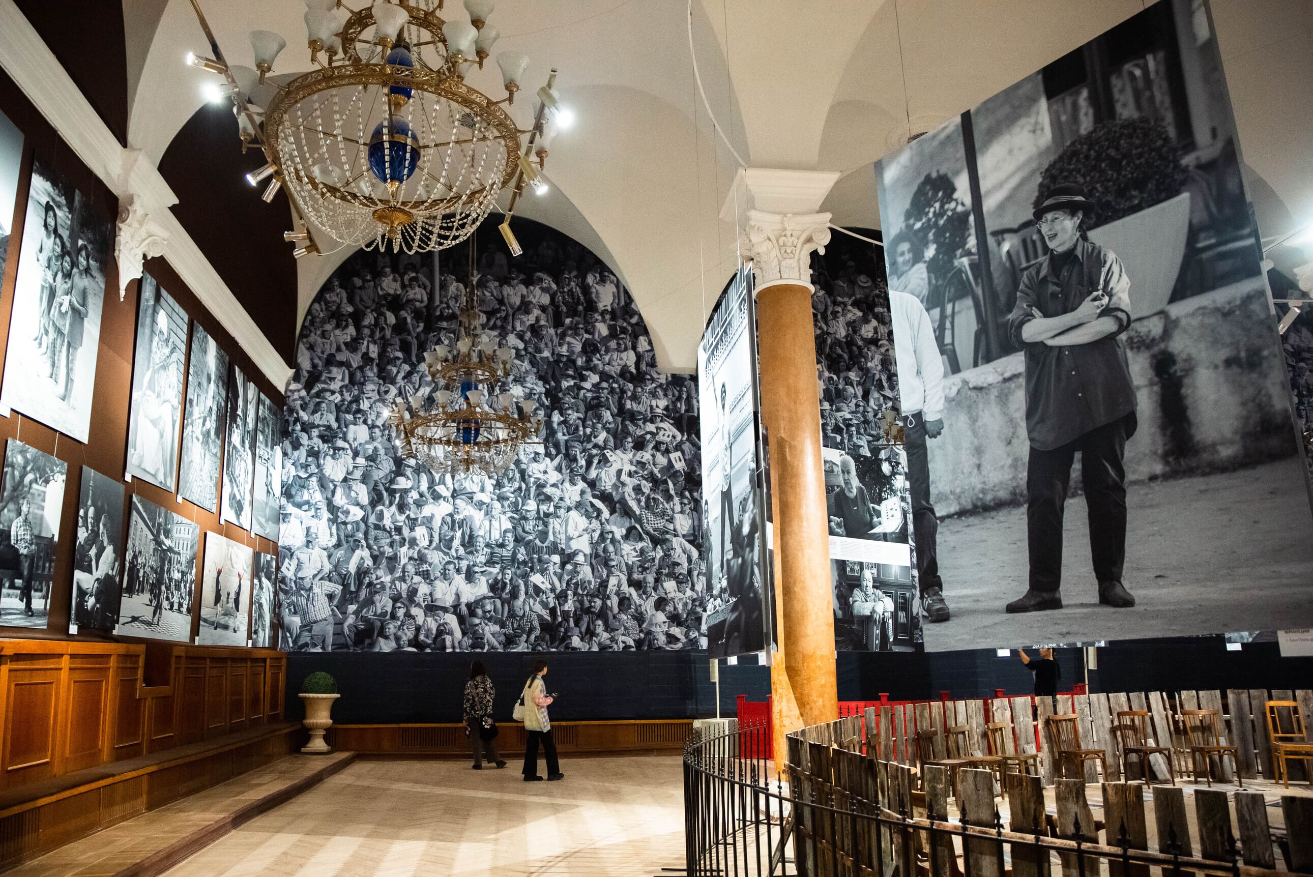 Я так вижу: Министр культуры Ксения Глинка познакомила студентов с выставкой в Тверском театре драмы