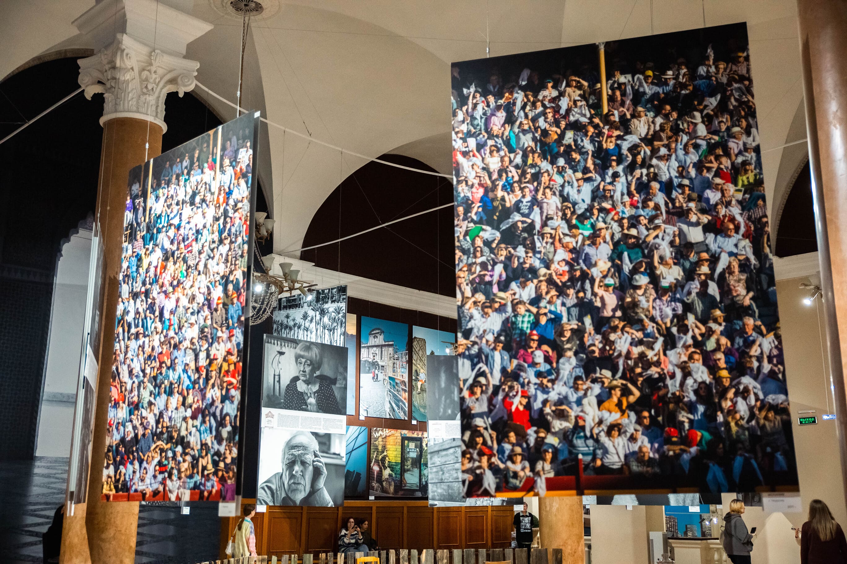 Я так вижу: Министр культуры Ксения Глинка познакомила студентов с выставкой в Тверском театре драмы