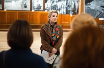 Я так вижу: Министр культуры Ксения Глинка познакомила студентов с выставкой в Тверском театре драмы Я так вижу: Министр культуры Ксения Глинка познакомила студентов с выставкой в Тверском театре драмы