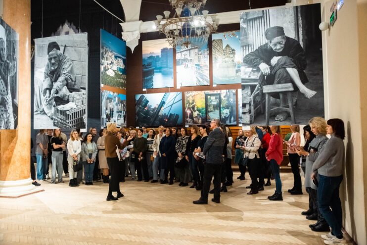 Я так вижу: Министр культуры Ксения Глинка познакомила студентов с выставкой в Тверском театре драмы Я так вижу: Министр культуры Ксения Глинка познакомила студентов с выставкой в Тверском театре драмы