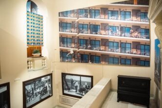 Я так вижу: Министр культуры Ксения Глинка познакомила студентов с выставкой в Тверском театре драмы Я так вижу: Министр культуры Ксения Глинка познакомила студентов с выставкой в Тверском театре драмы