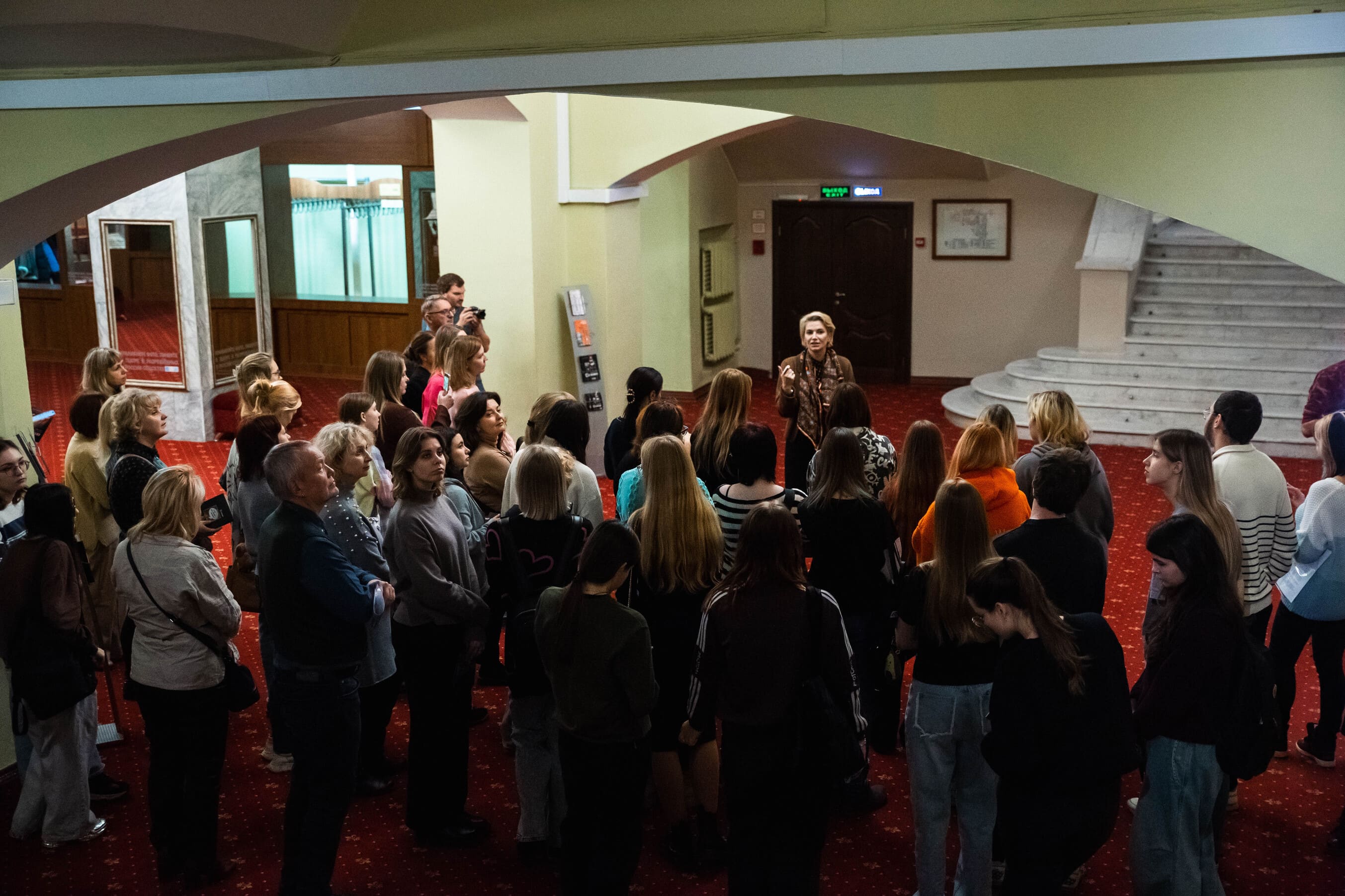 Я так вижу: Министр культуры Ксения Глинка познакомила студентов с выставкой в Тверском театре драмы