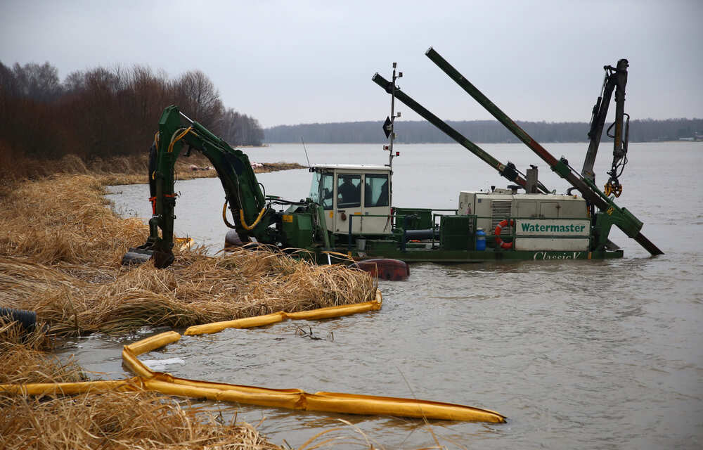 В Тверской области расчищают акваторию Иваньковского водохранилища