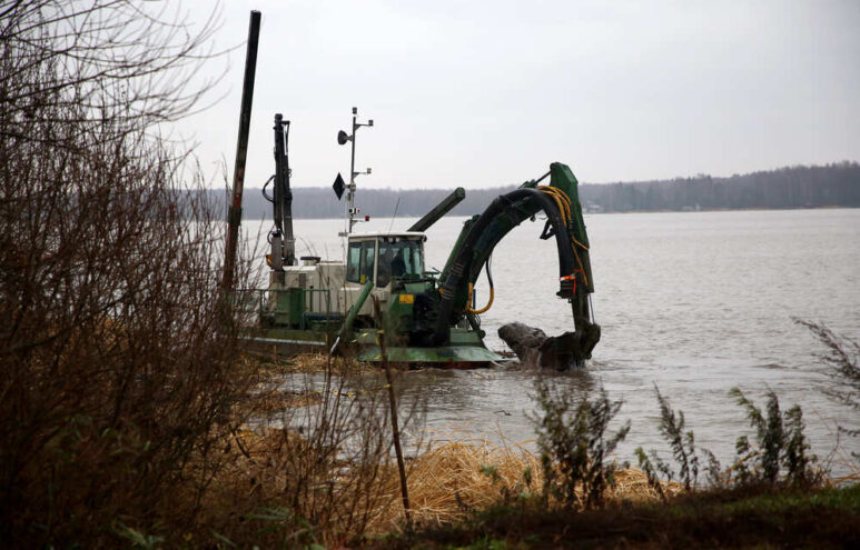 В Тверской области расчищают акваторию Иваньковского водохранилища В Тверской области расчищают акваторию Иваньковского водохранилища