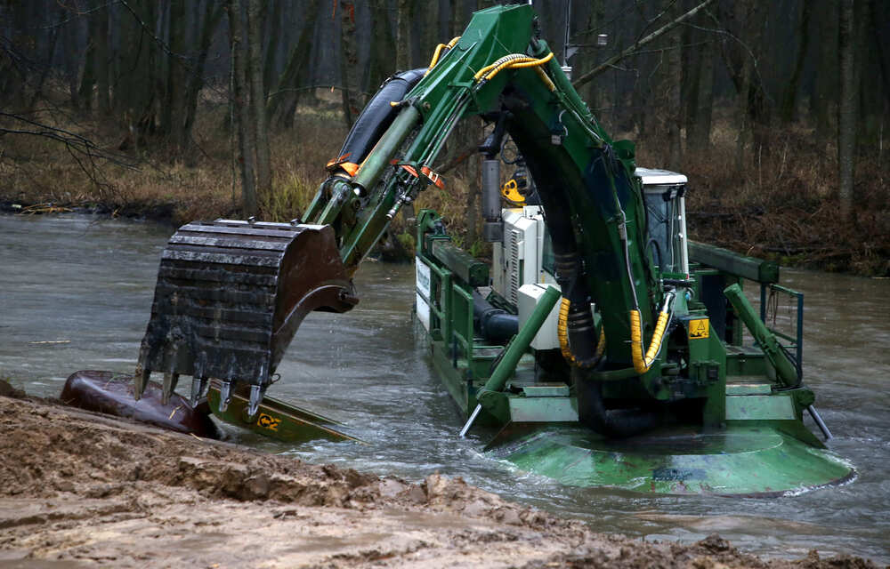 В Тверской области расчищают акваторию Иваньковского водохранилища