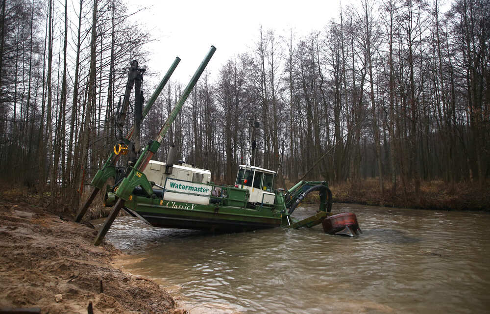 В Тверской области расчищают акваторию Иваньковского водохранилища