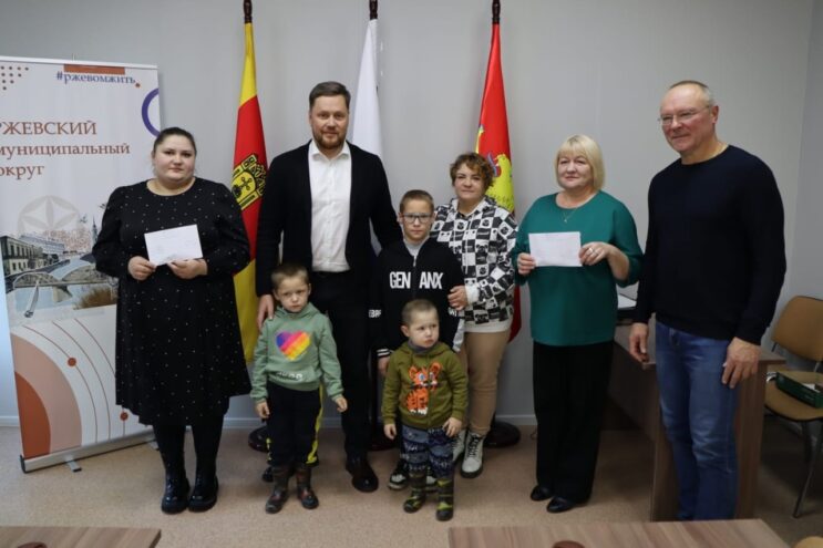Ржевским семьям вручили ключи от новых квартир