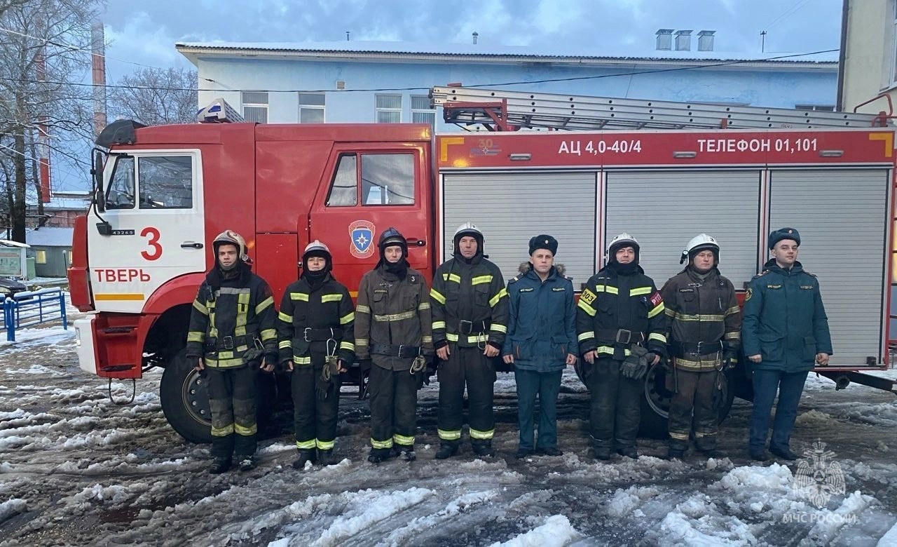 В Твери сотрудники МЧС спасли человека из горящей квартиры В Твери сотрудники МЧС спасли человека из горящей квартиры