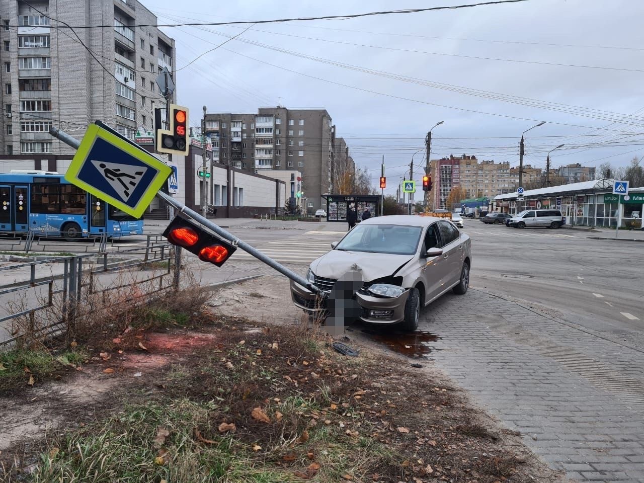 В Твери пьяная женщина на автомобиле снесла светофор В Твери пьяная женщина на автомобиле снесла светофор