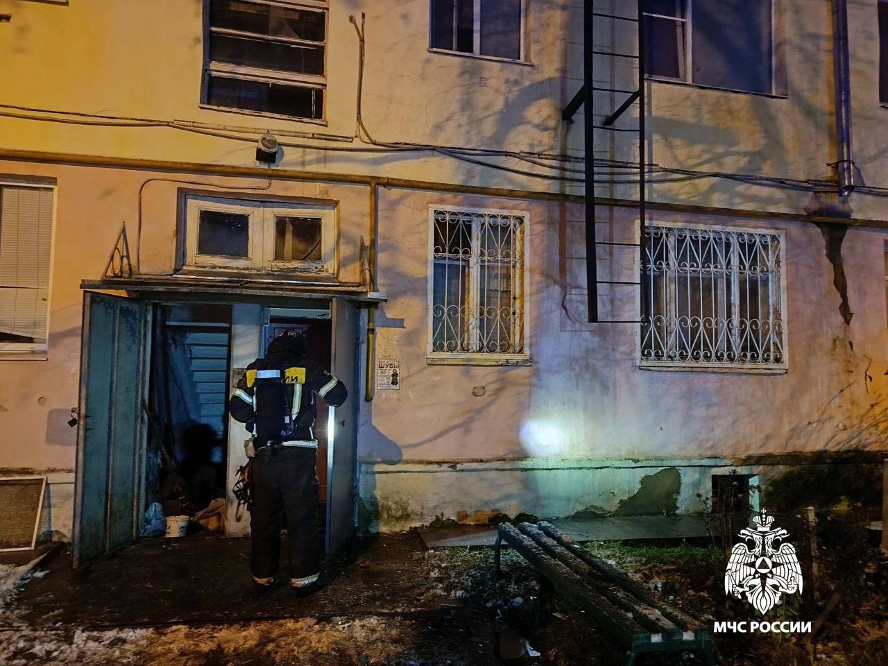 В Ржеве из горящей квартиры эвакуировали людей В Ржеве из горящей квартиры эвакуировали людей