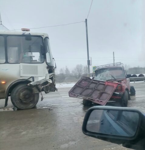 На трассе в Тверской области столкнулись рабочий «ПАЗик» и «ВАЗ»