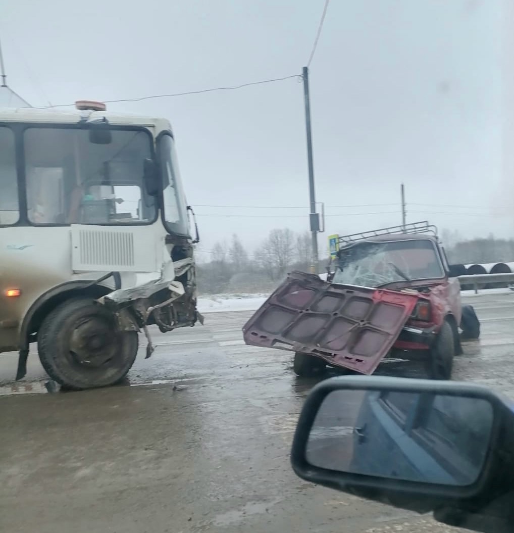 На трассе в Тверской области столкнулись рабочий «ПАЗик» и «ВАЗ» На трассе в Тверской области столкнулись рабочий «ПАЗик» и «ВАЗ»
