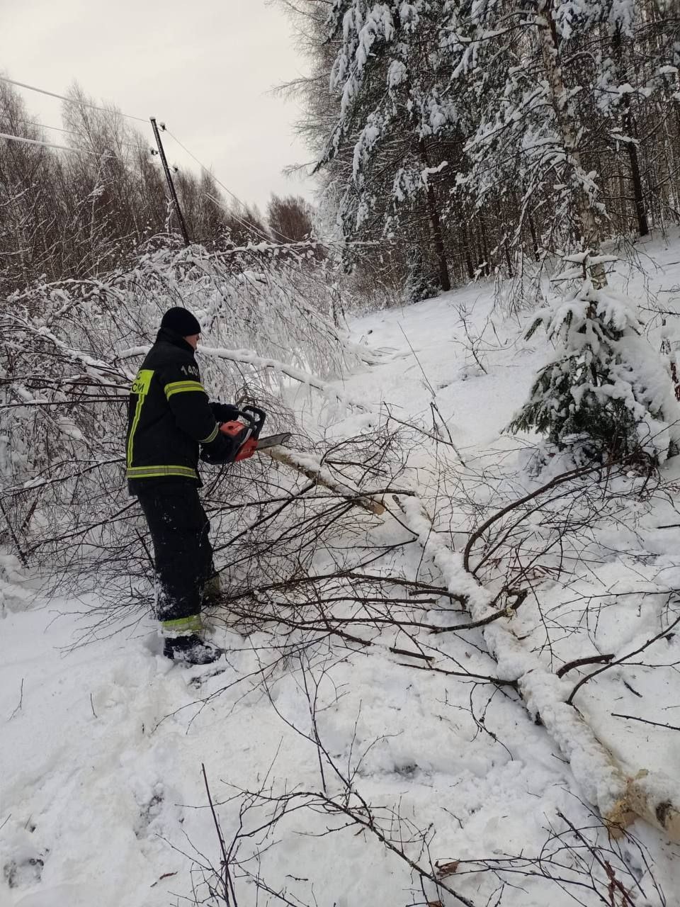 В Тверской области восстанавливать электроснабжение помогают энергетики из других регионов