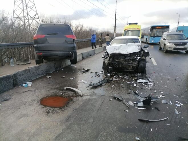 В Твери на Волоколамском путепроводе произошло лобовое столкновение автомобилей